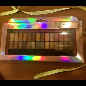 ⭐️Nicole Miller 28 Eyeshadows!